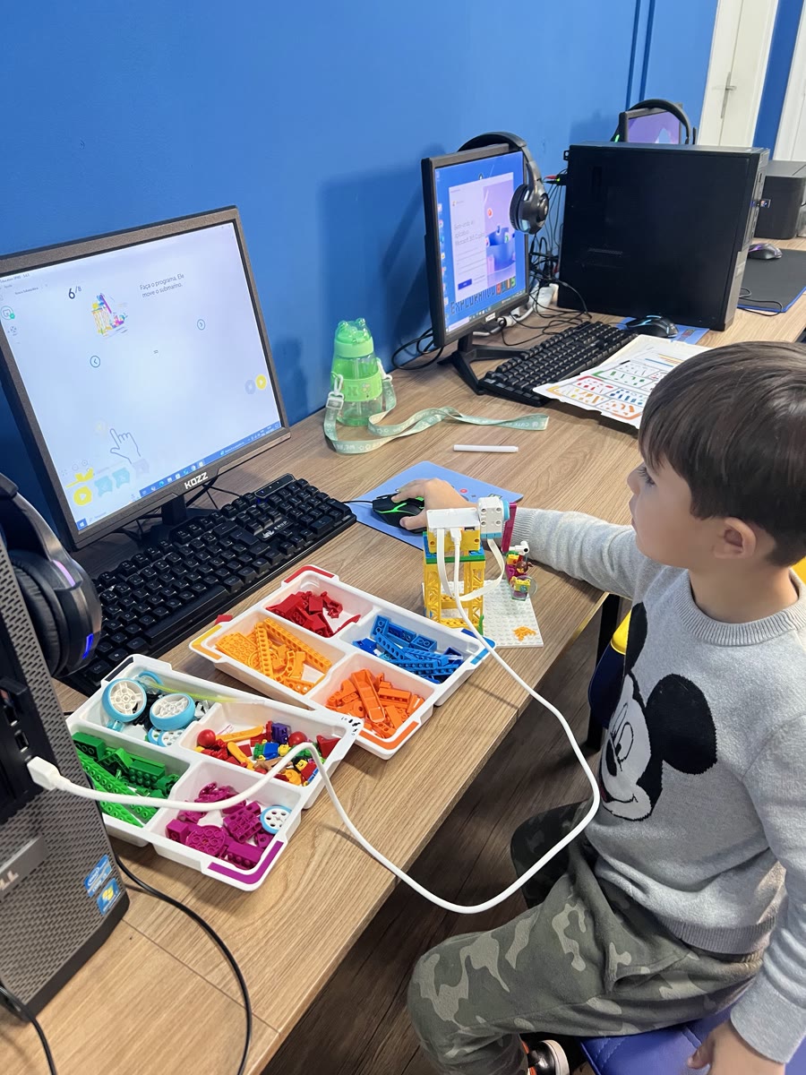 Criança montando blocos LEGO